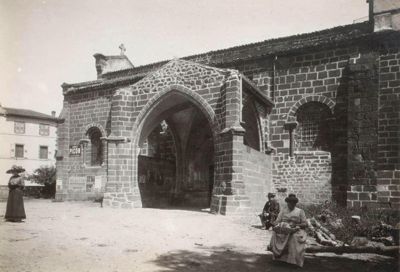 Archives départementales de la Haute-Loire. Photographie du porche latéral de l'église de Polignac (7 FI POLIGNAC 7).