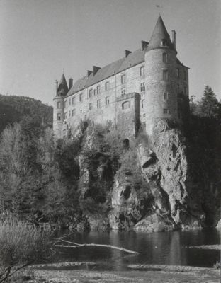 Archives départementales de la Haute-Loire. Vue du château de Lavoûte-Polignac (Collection de photographies, 7 Fi LAVOUTE-SUR_LOIRE 11).