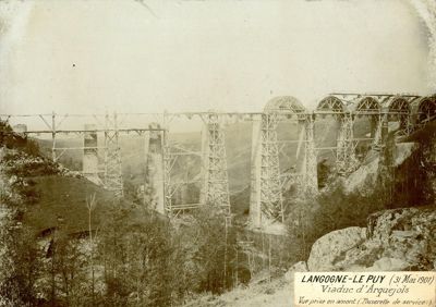 Archives départementales de la Haute-Loire. Ligne de chemin de fer Le Puy-Langogne, construction du viaduc d'Arquejols, 31 mai 1907 (34 Fi).