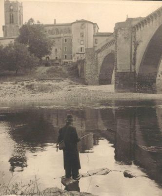 Archives départementales de la Haute-Loire. Collection de photographies d'origines diverses (Lavoûte-Chilhac, scène de pêche sous le pont, 7 Fi LAVOUTE-CHILHAC 1).